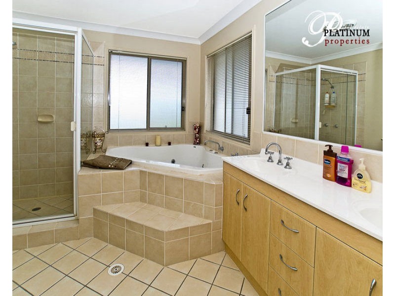 42 Gumleaf Drive, Molendinar QLD 4214