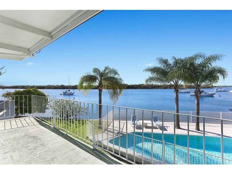 2 Paradise Parade, Paradise Point QLD 4216