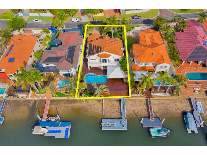 8 Folkstone Place, Runaway Bay QLD 4216