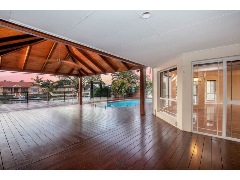 8 Folkstone Place, Runaway Bay QLD 4216