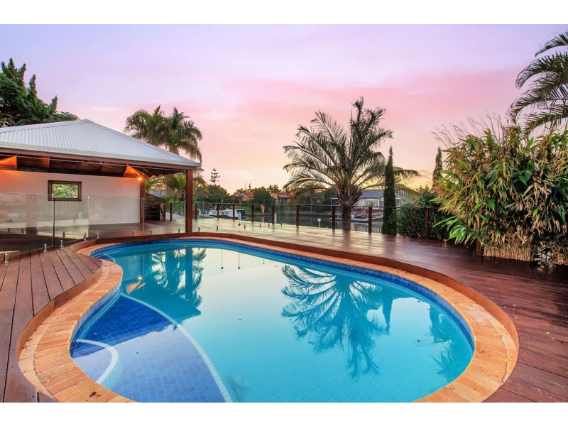 8 Folkstone Place, Runaway Bay QLD 4216