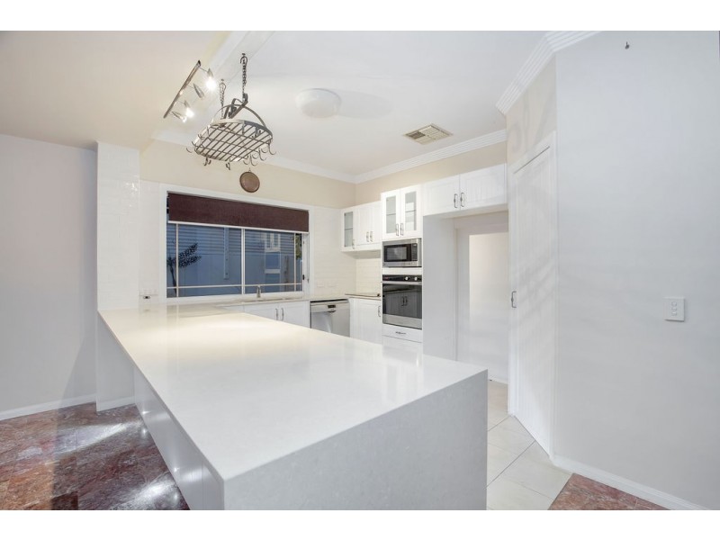 8 Folkstone Place, Runaway Bay QLD 4216