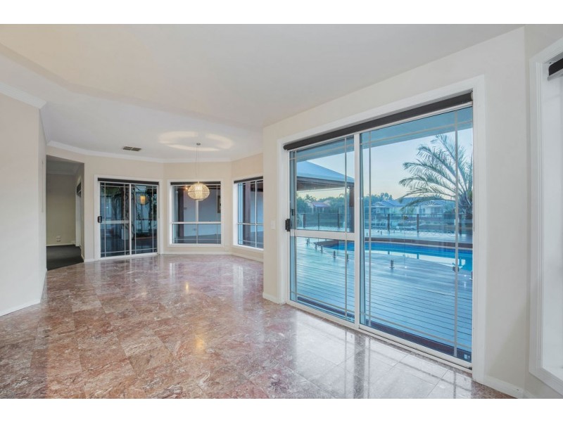 8 Folkstone Place, Runaway Bay QLD 4216