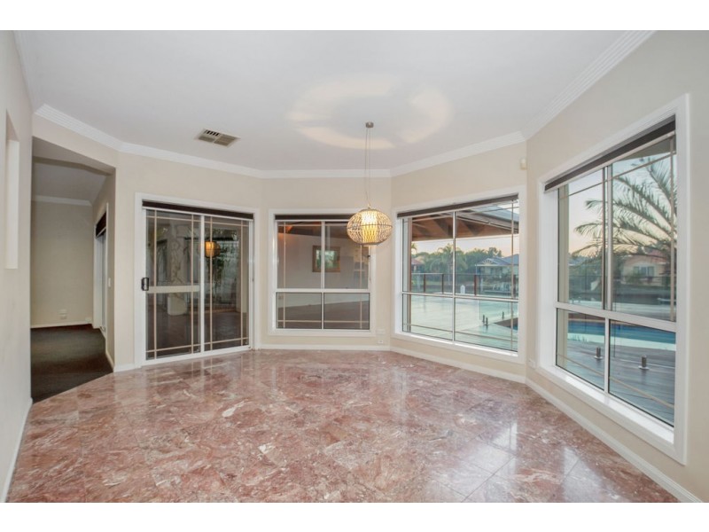 8 Folkstone Place, Runaway Bay QLD 4216