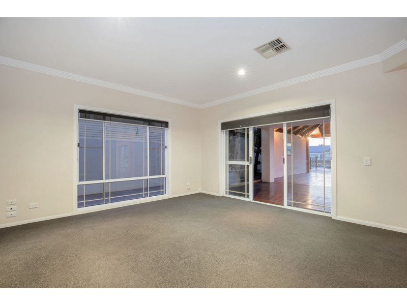 8 Folkstone Place, Runaway Bay QLD 4216