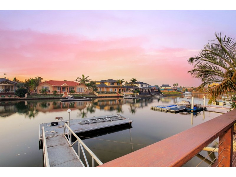 8 Folkstone Place, Runaway Bay QLD 4216