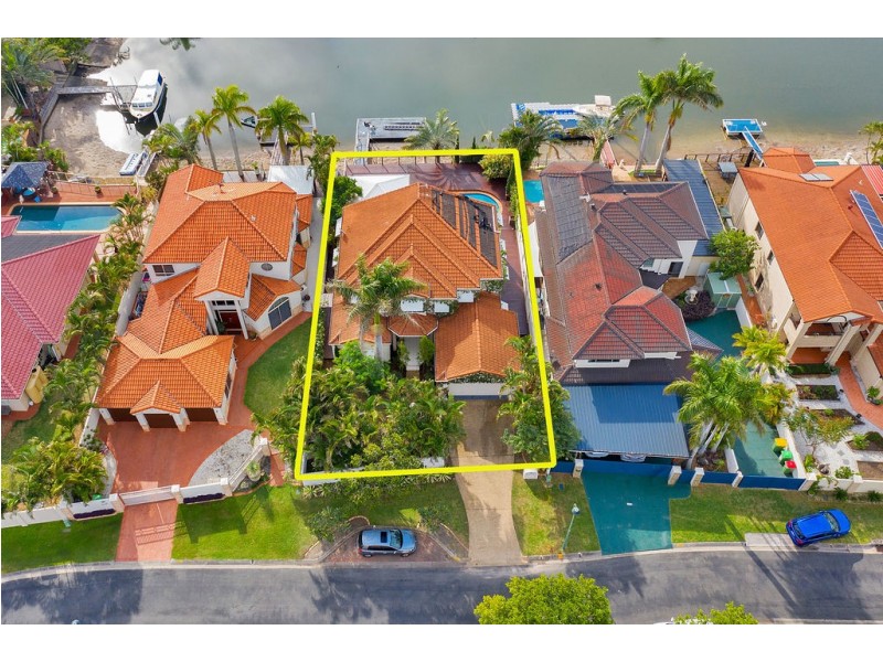 8 Folkstone Place, Runaway Bay QLD 4216