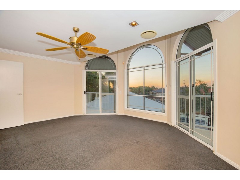 8 Folkstone Place, Runaway Bay QLD 4216