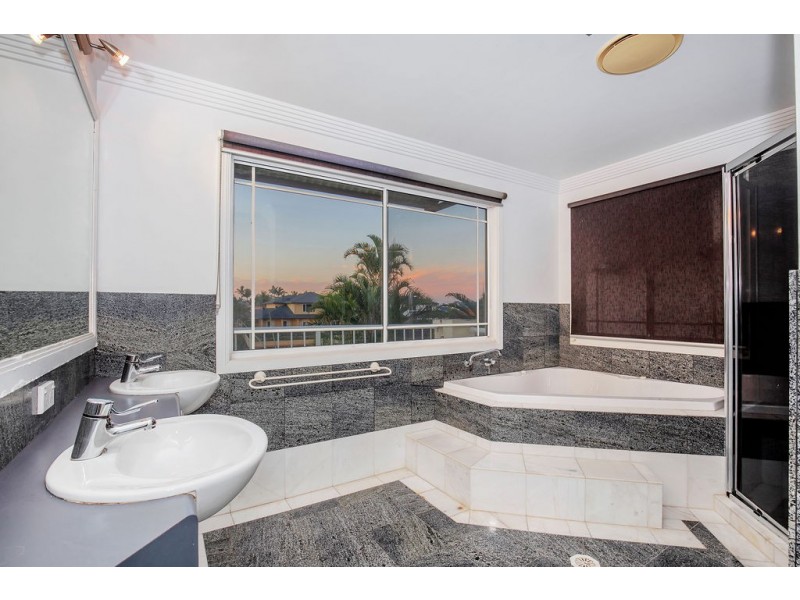 8 Folkstone Place, Runaway Bay QLD 4216