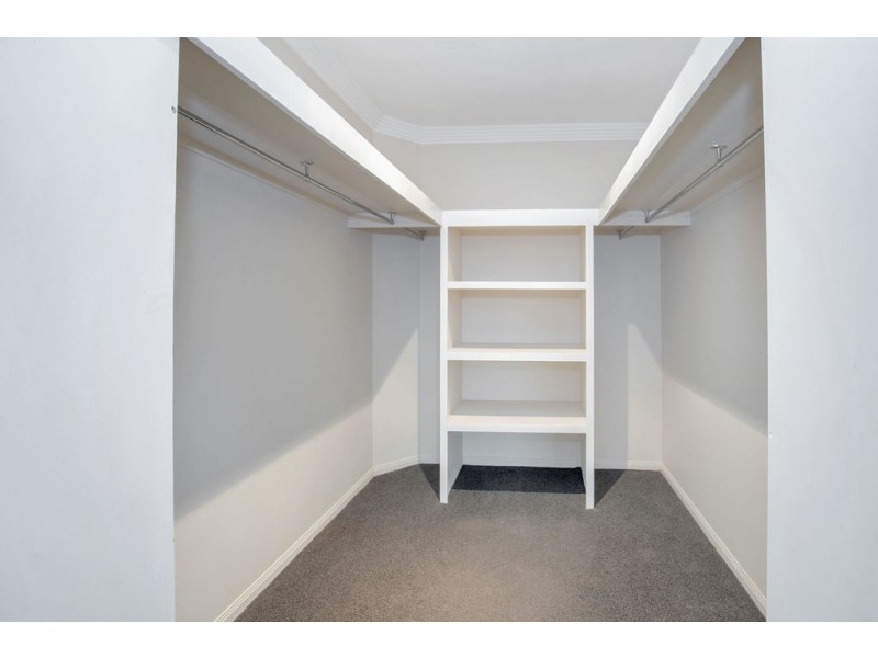 8 Folkstone Place, Runaway Bay QLD 4216