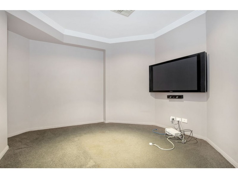 8 Folkstone Place, Runaway Bay QLD 4216