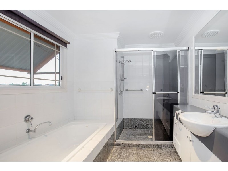 8 Folkstone Place, Runaway Bay QLD 4216