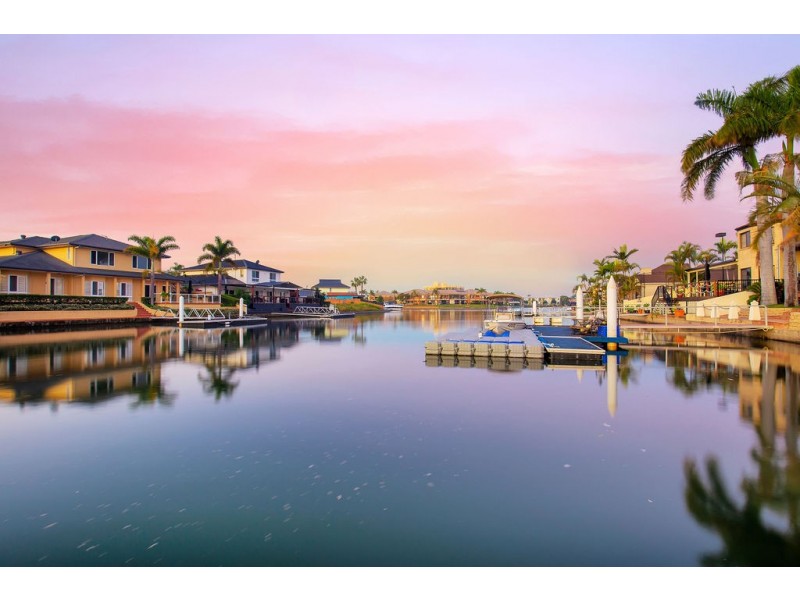 8 Folkstone Place, Runaway Bay QLD 4216