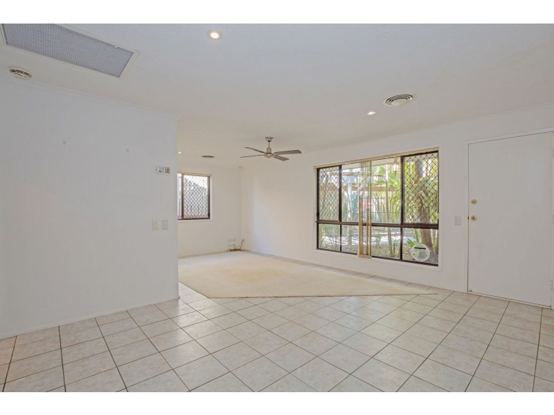 1/2 Callistemon Court, Arundel QLD 4214