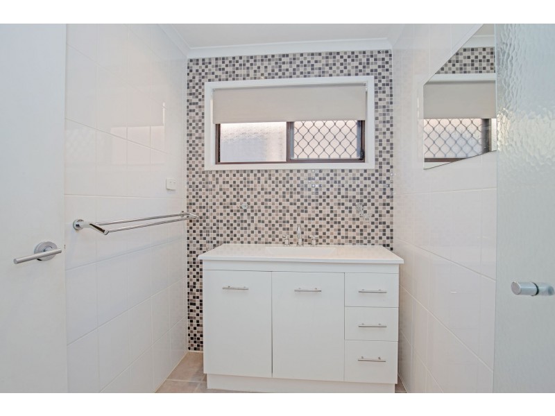 1/2 Callistemon Court, Arundel QLD 4214