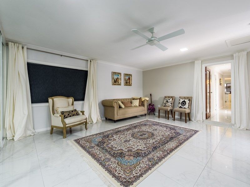 30 Sundown Drive, Paradise Point QLD 4216