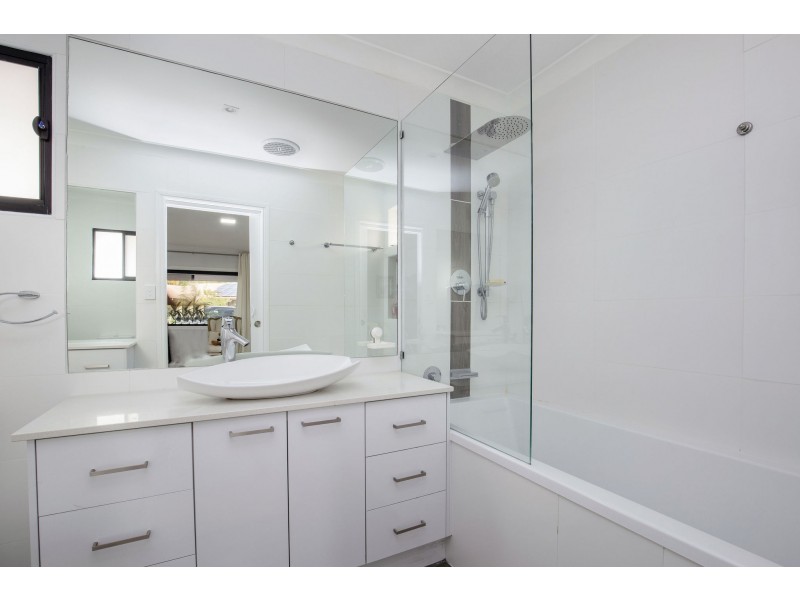 30 Sundown Drive, Paradise Point QLD 4216