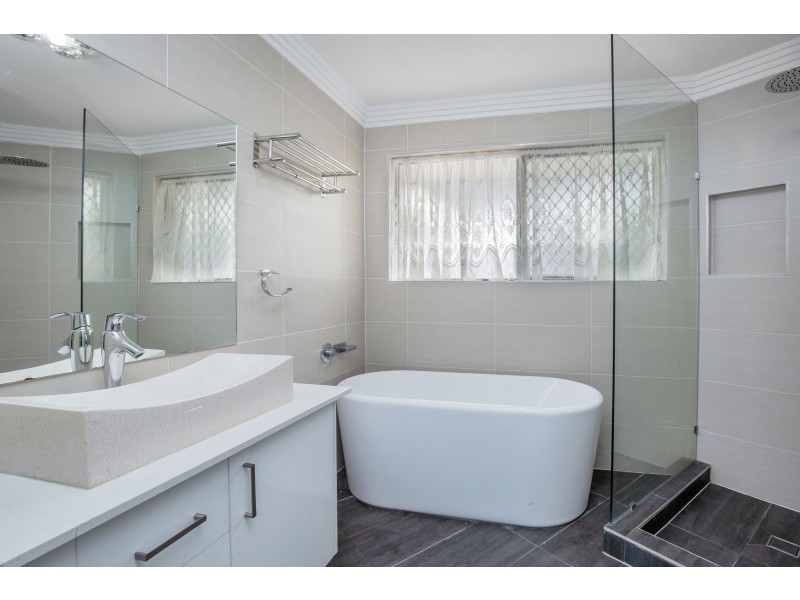 30 Sundown Drive, Paradise Point QLD 4216