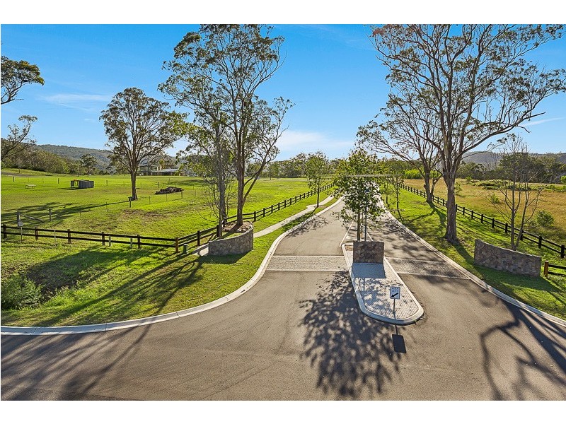 8 Oakhill Place, South Toowoomba QLD 4350