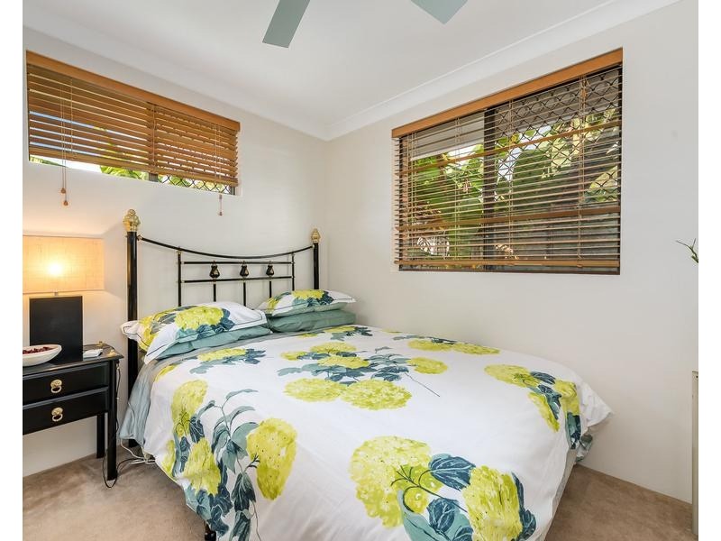 4 Woomera Crescent, Southport QLD 4215