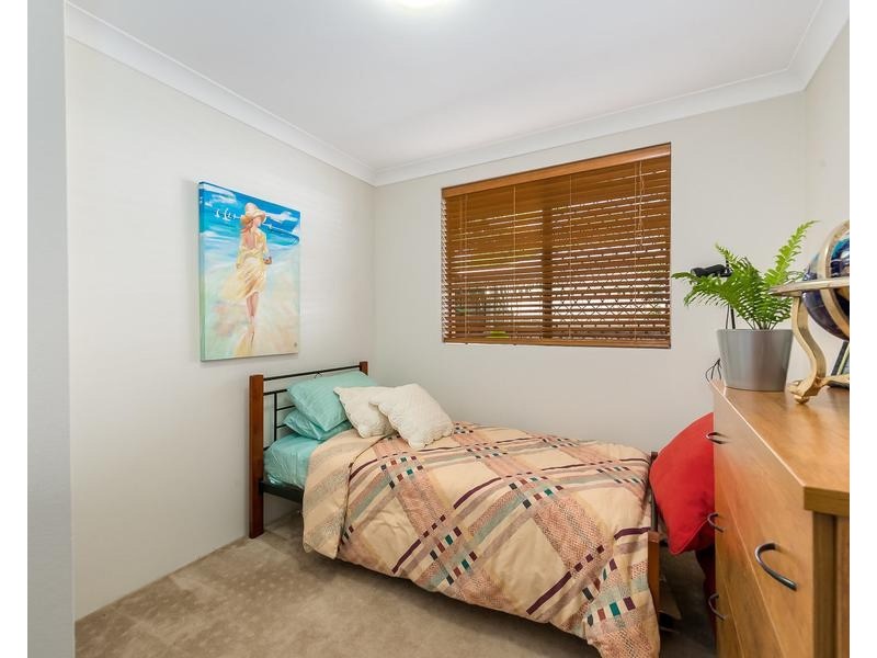 4 Woomera Crescent, Southport QLD 4215