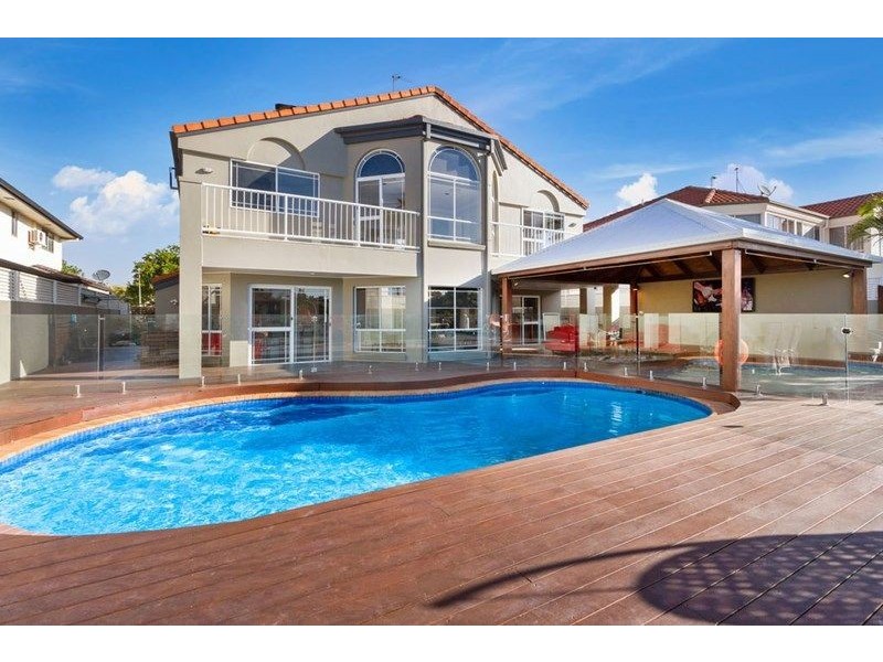 8 Folkstone Place, Runaway Bay QLD 4216