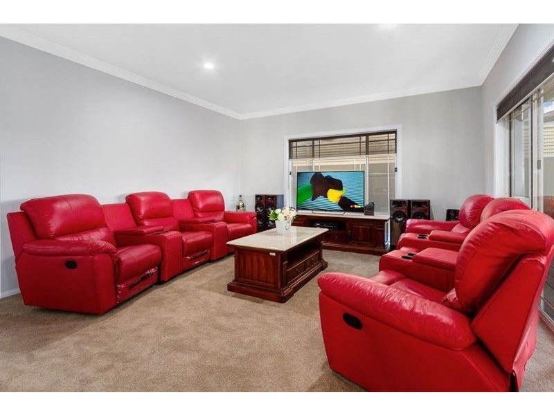 8 Folkstone Place, Runaway Bay QLD 4216