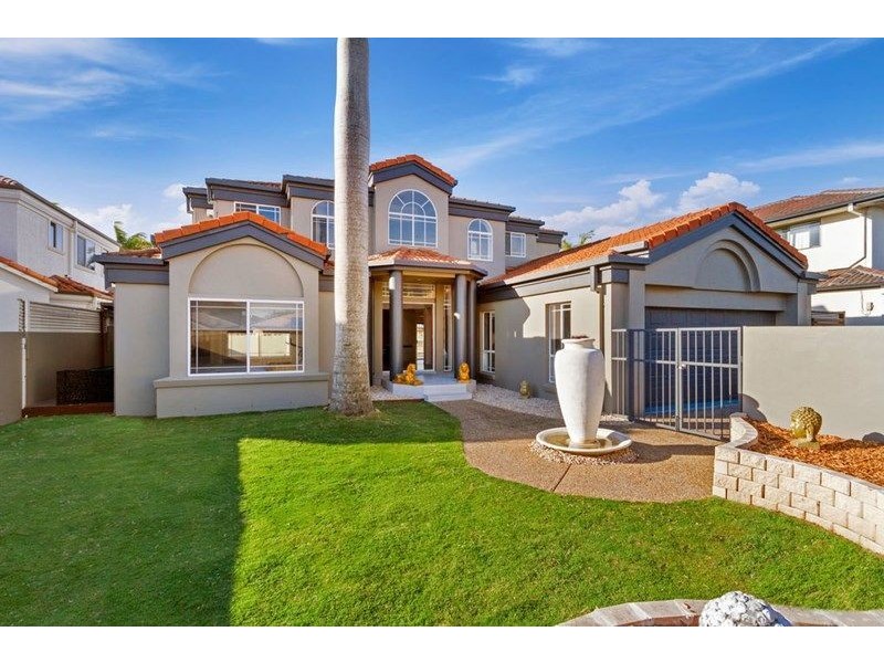 8 Folkstone Place, Runaway Bay QLD 4216