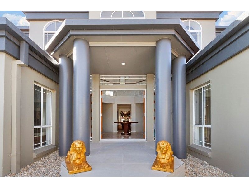 8 Folkstone Place, Runaway Bay QLD 4216