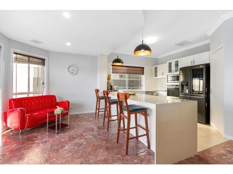 8 Folkstone Place, Runaway Bay QLD 4216