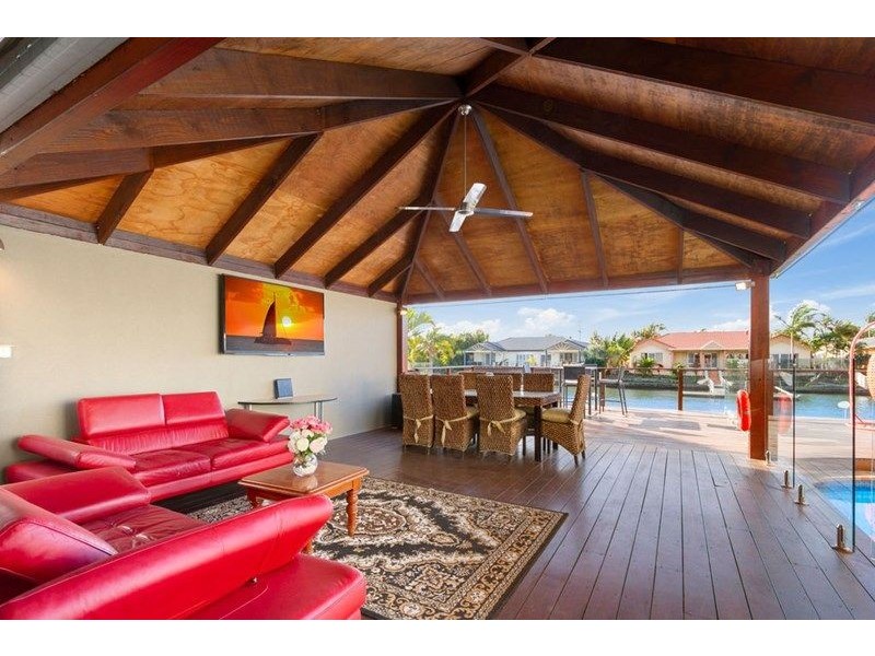 8 Folkstone Place, Runaway Bay QLD 4216