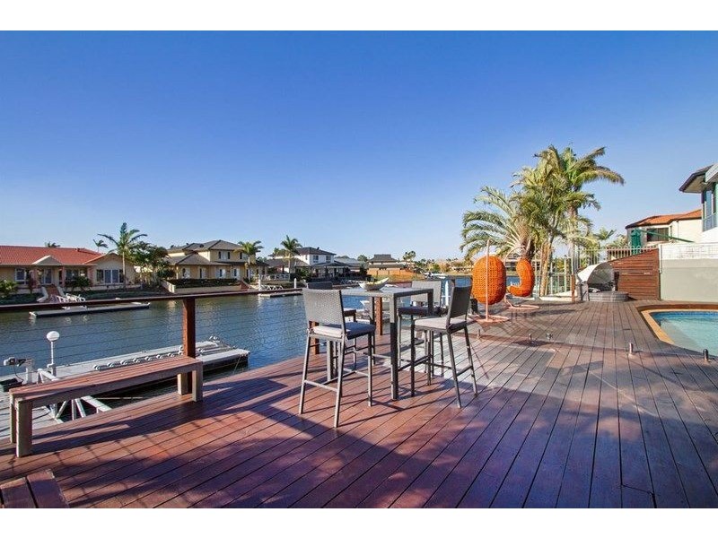 8 Folkstone Place, Runaway Bay QLD 4216