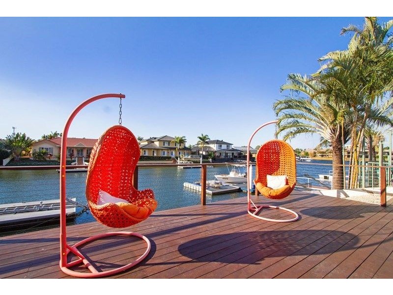 8 Folkstone Place, Runaway Bay QLD 4216