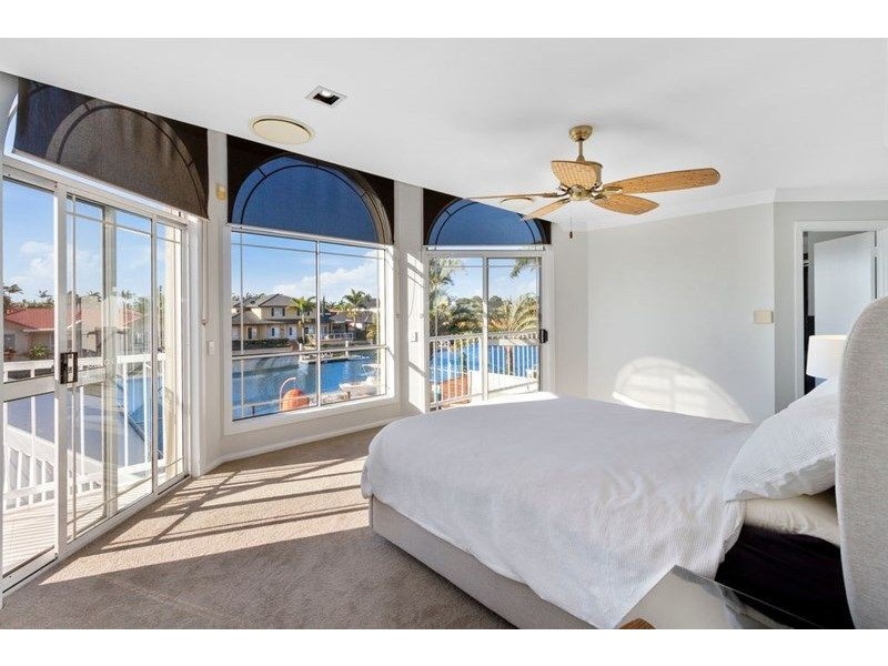 8 Folkstone Place, Runaway Bay QLD 4216