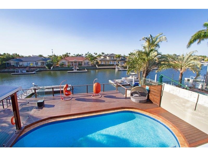 8 Folkstone Place, Runaway Bay QLD 4216