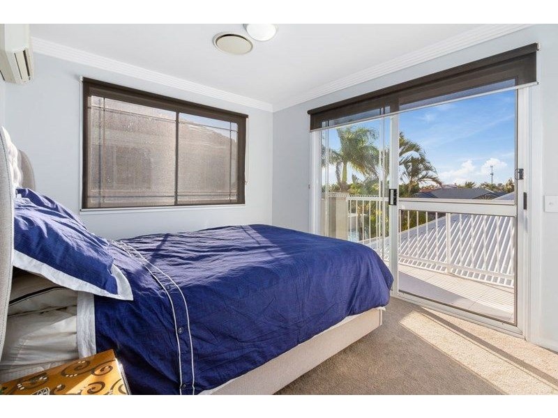 8 Folkstone Place, Runaway Bay QLD 4216