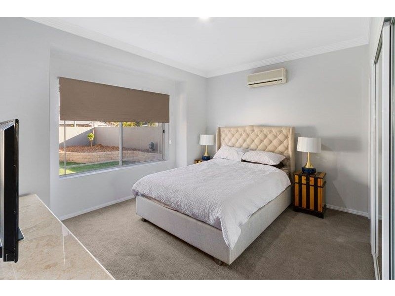 8 Folkstone Place, Runaway Bay QLD 4216