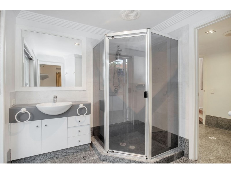 8 Folkstone Place, Runaway Bay QLD 4216