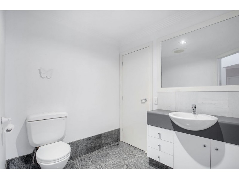 8 Folkstone Place, Runaway Bay QLD 4216