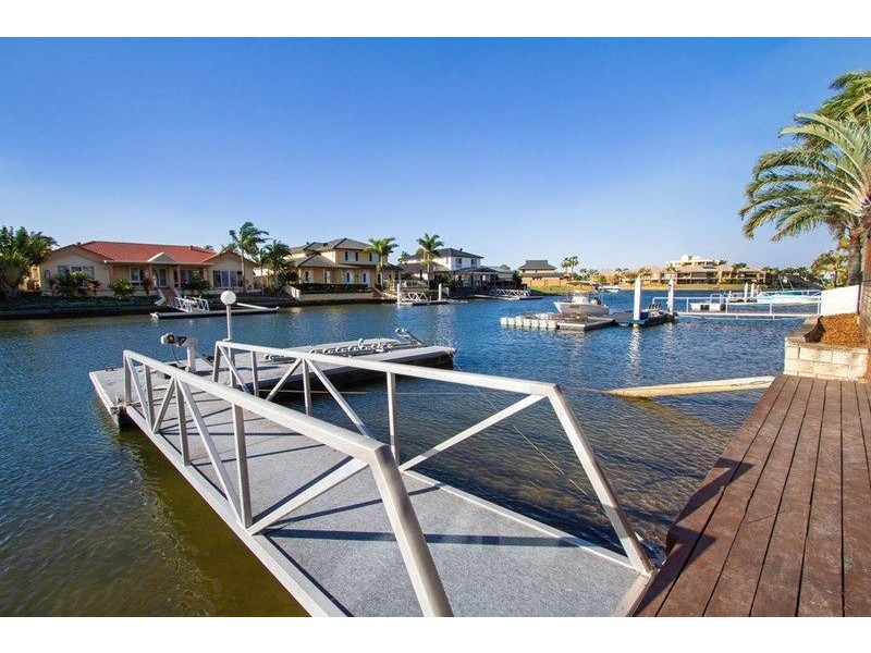 8 Folkstone Place, Runaway Bay QLD 4216