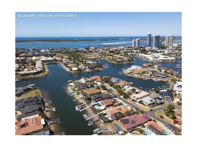 8 Folkstone Place, Runaway Bay QLD 4216