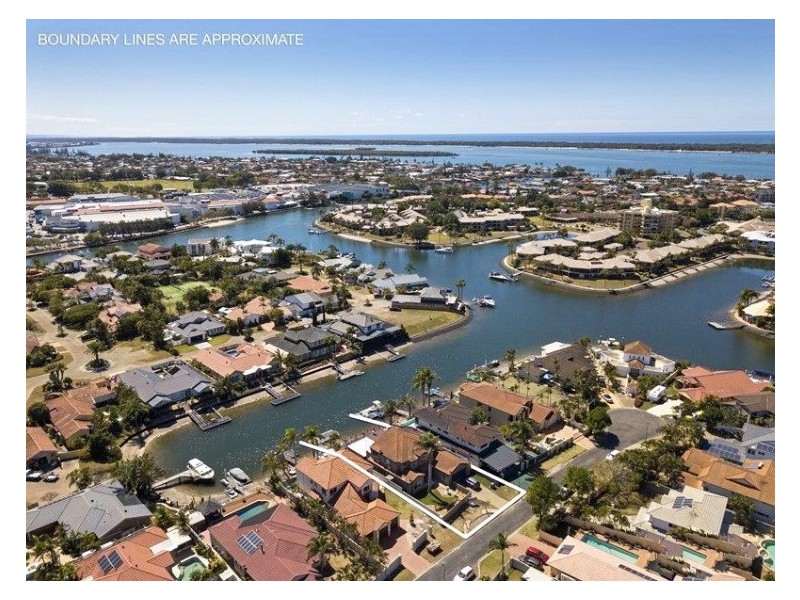 8 Folkstone Place, Runaway Bay QLD 4216