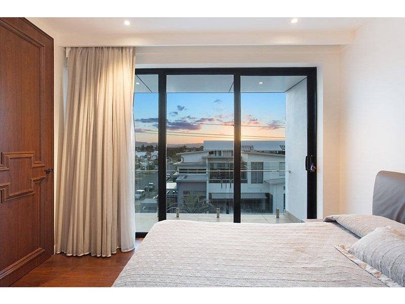 17 Hedges Avenue, Mermaid Beach QLD 4218