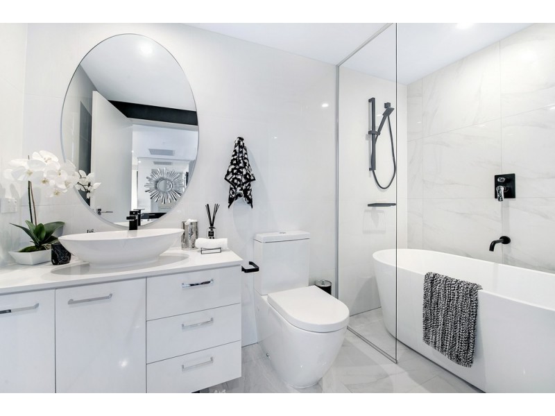 5 Harbourside Court, Biggera Waters QLD 4216