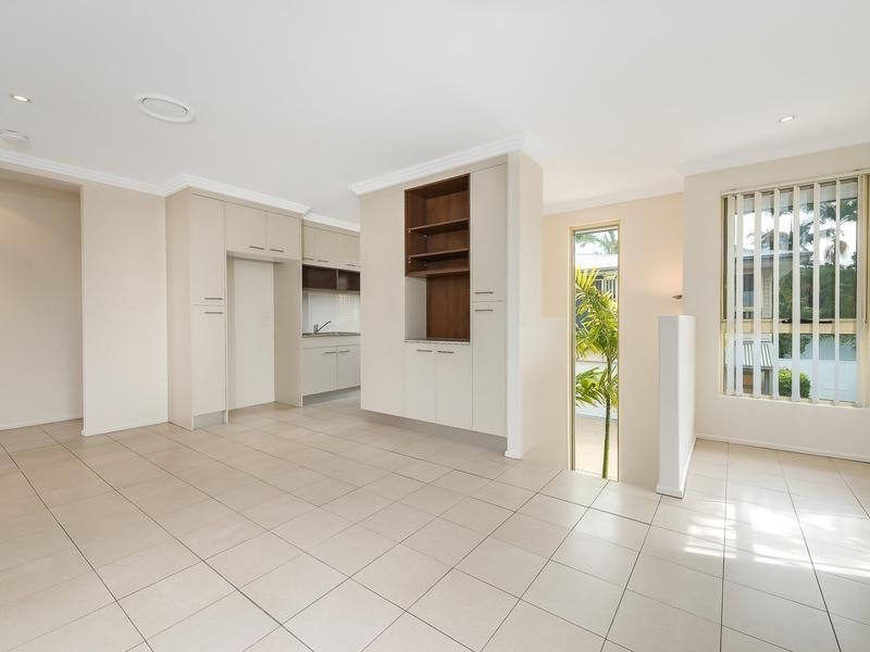 2/4 Locke Street, Southport QLD 4215