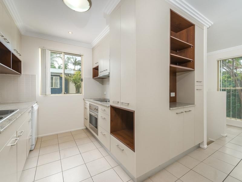 2/4 Locke Street, Southport QLD 4215