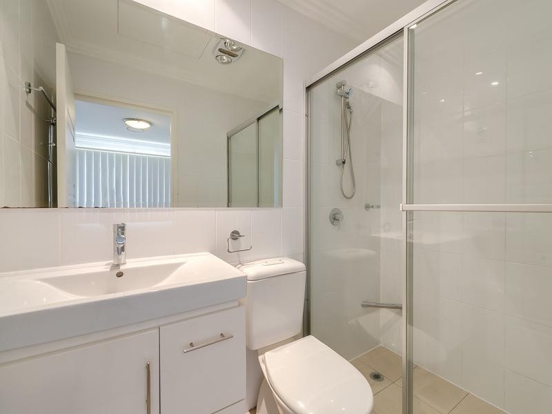 2/4 Locke Street, Southport QLD 4215