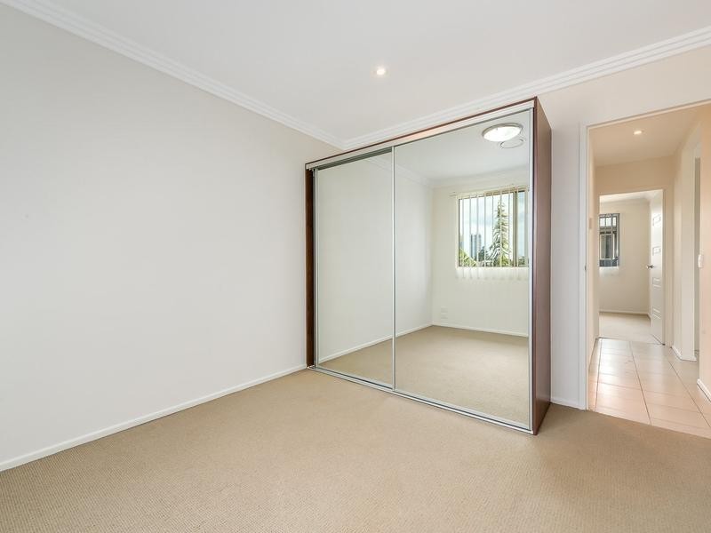 2/4 Locke Street, Southport QLD 4215