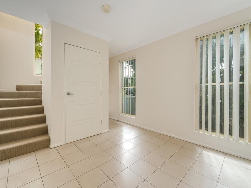 2/4 Locke Street, Southport QLD 4215