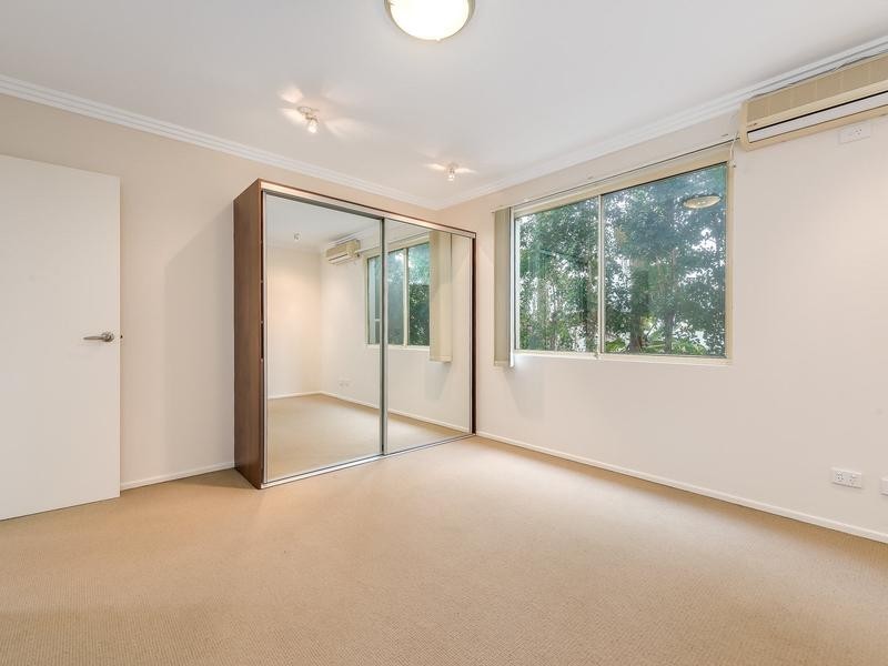 2/4 Locke Street, Southport QLD 4215